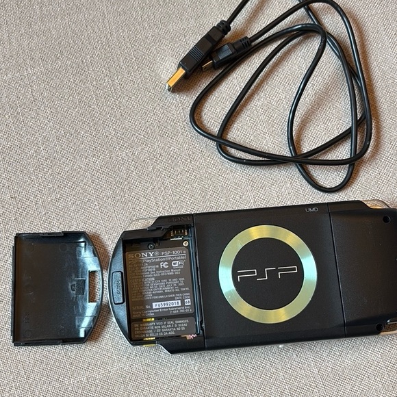 Sony PSP 1001 Bundle - Picture 13 of 14